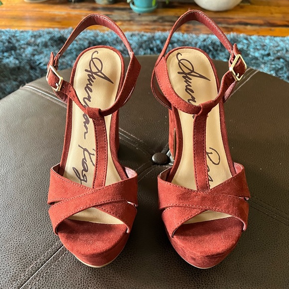 NWOT Beautiful burgundy faux suede American Rag heels - Picture 2 of 7